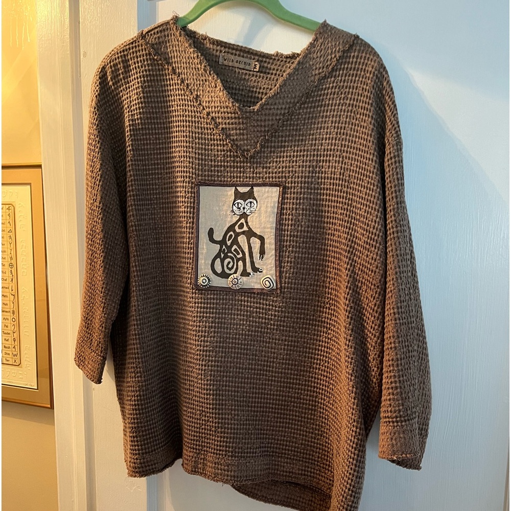 Adorable v neck top. Crinkle material. Size medium. Very good condition.